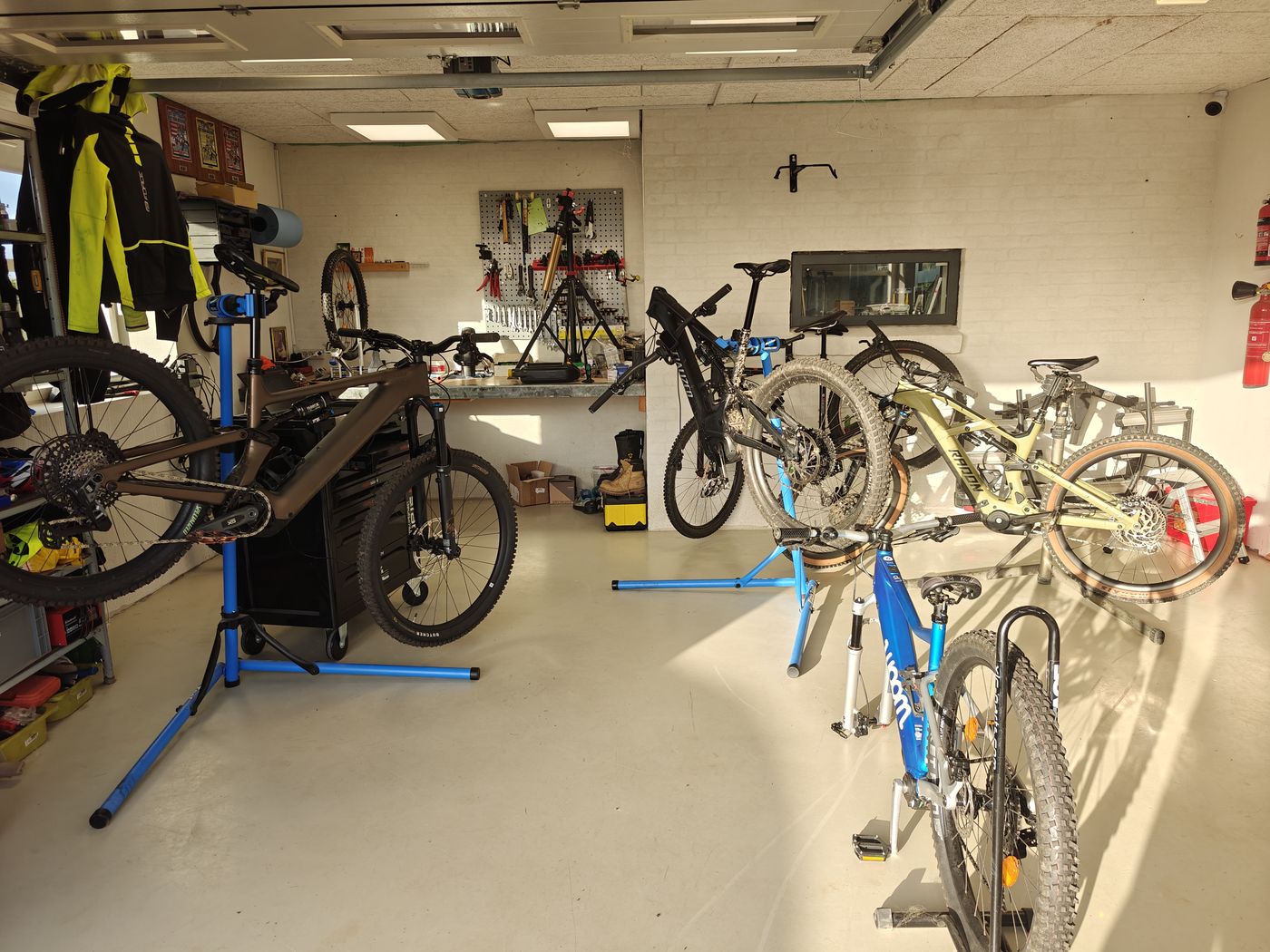 Værksted med e-MTB'er i stativer